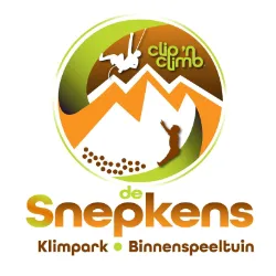 Logo van de Snepkens, klimpark en binnenspeeltuin, met klim- en springiconen in oranje en groen ontwerp.