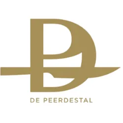 Logo van De Peerdestal in goud met gestileerde letters, symbool van elegantie en stijl.