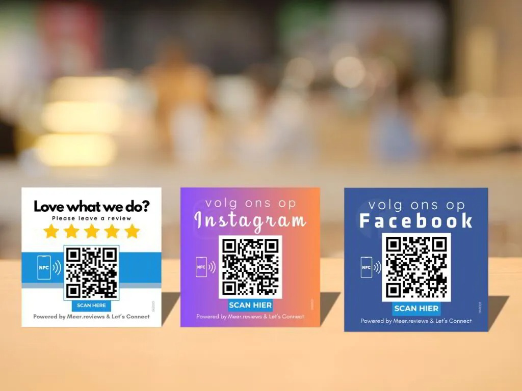 Drie QR-codes voor recensies en sociale media op tafel, met Instagram en Facebook links.